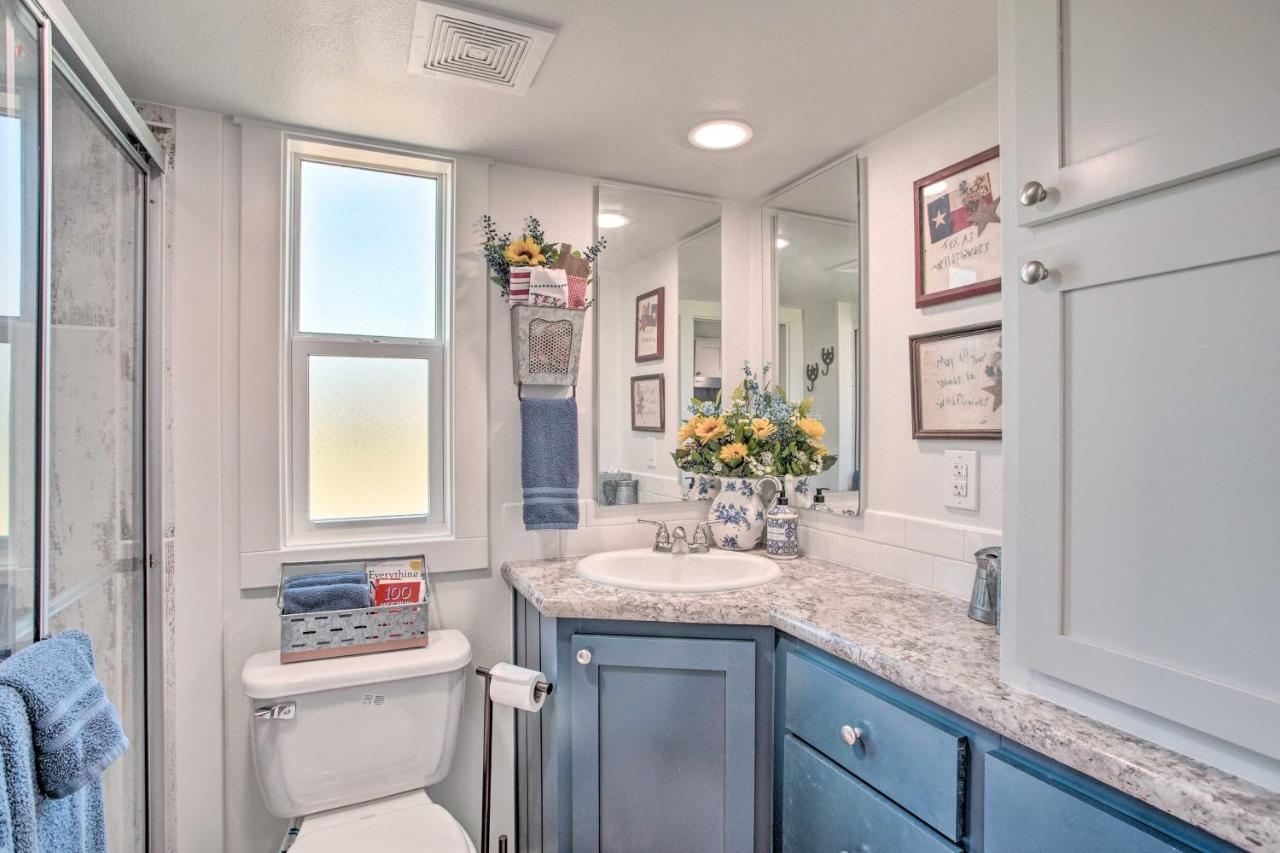 Cozy Mckinney Tiny Home With Porch And Fire Pit! ภายนอก รูปภาพ